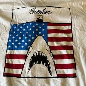 👉🏼NWOT👈🏼 Men’s Flomotion Shark American Flag Patriot Tee Size: XXL